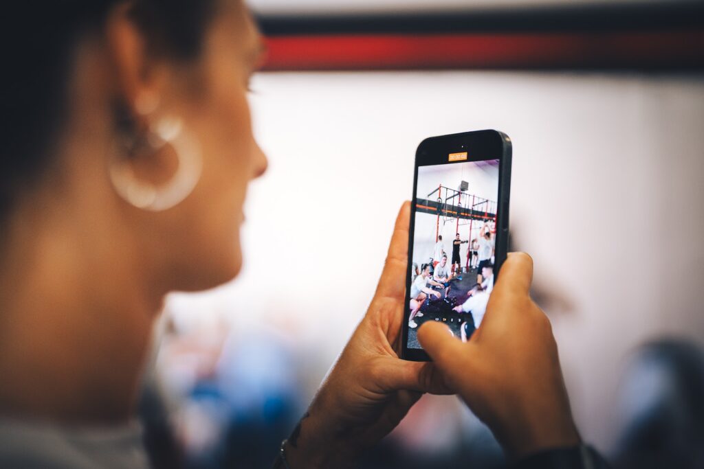 Femme en train de regarder les médias sociaux sur son Smartphone