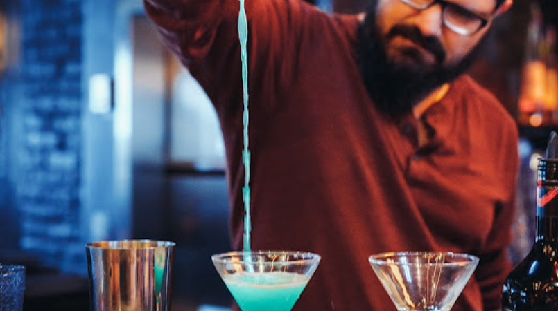 barman réalisant des cocktails.