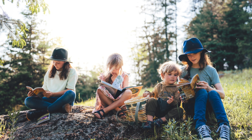 des enfants en balade dans la forêt