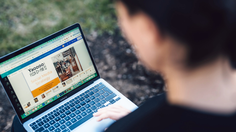 Femme sur un ordinateur portable en train de découvrir le nouvel algoriuthme d'Instagram