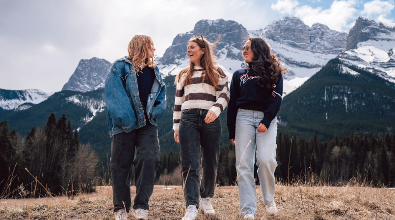 Trois femmes en balade en montagne