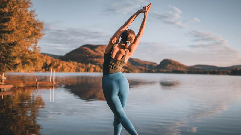 Photographie d'une séance de yoga en plein air