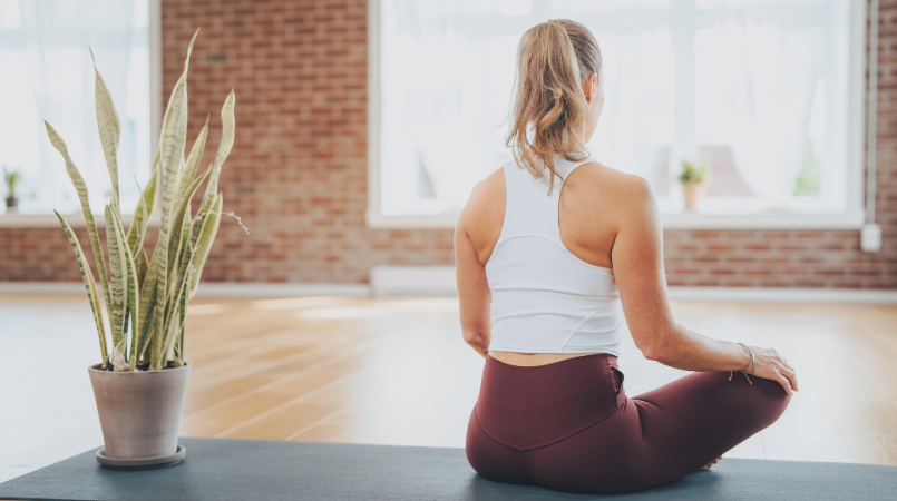 Photographie d'une femme adoptant une posture de yoga