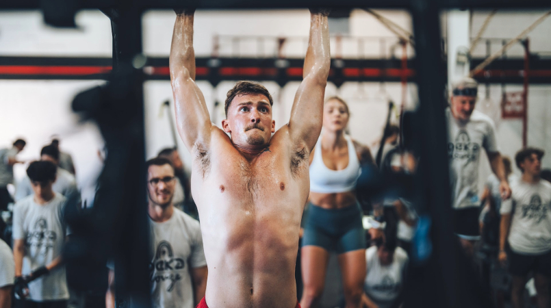 Photographie d'un homme faisant de la musculation