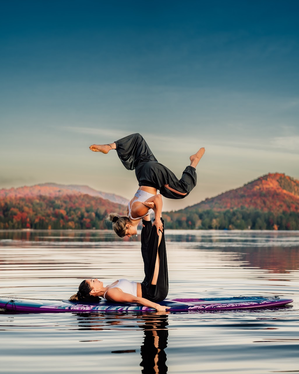 Séance photo de yoga à deux sur planche de surf