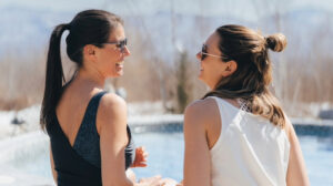 Shooting au bord d'une piscine avec deux femmes