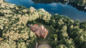 Vue aérienne d'un chalet isolé dans les montagnes des Laurentides.