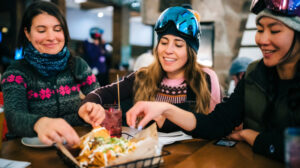 Photo d'amies autour d'un bon plat de frites