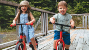 Deux enfants pratiquant du vélo