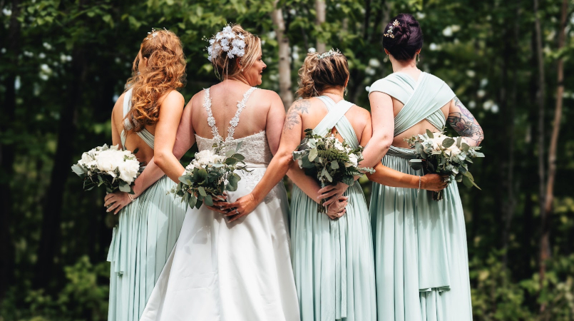 Séance photo avec les filles d'honneur et la mariée