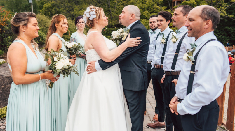 Séance photo de mariage avec les mariés et les garçons et filles d'honneur.