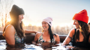 Spa extérieur entouré de verdure pour des moments de relaxation dans les Laurentides