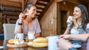 Cuisine rustique avec poutres apparentes et plan de travail en bois dans les Laurentides