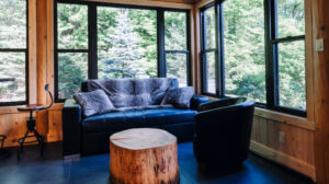 Intérieur cosy d'un chalet à louer dans les Laurentides.