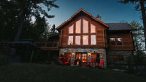 Chalet en bois niché au cœur des Laurentides avec vue panoramique.