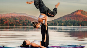 Posture de yoga sur une planche de surf