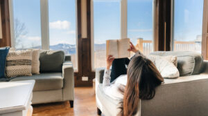 Photo d'une femme faisant la lecture